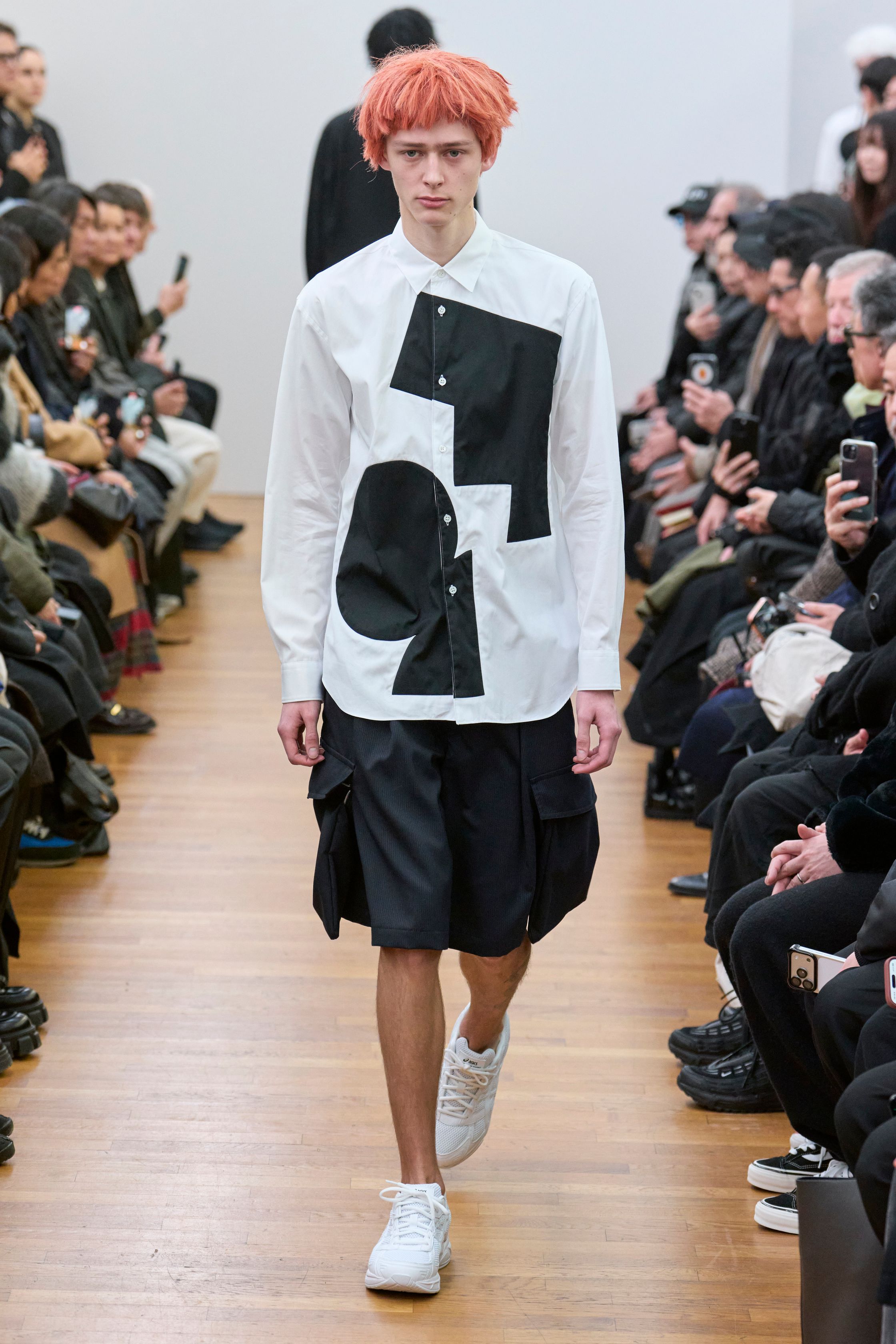 Comme des Garçons Shirt 2026秋冬回到品牌最纯粹的实验原点：衬衫。几何拼接、图形印花与比例错位让日常单品成为视觉符号，色彩克制却充满理性张力。相比 Homme Plus 的激进，这一系列更像冷静的平面设计实验，用“穿着的秩序”探讨日常与先锋的边界-顽石频道趋势研究